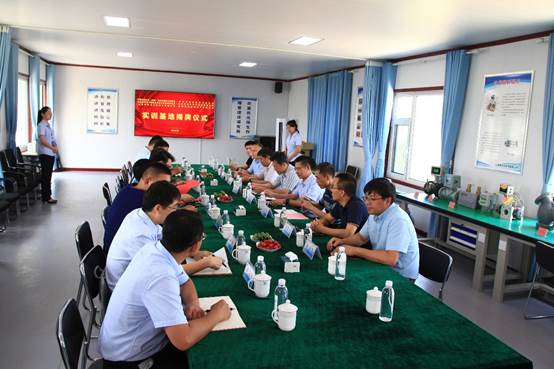 人们在看台上的人在房间里  描述已自动生成